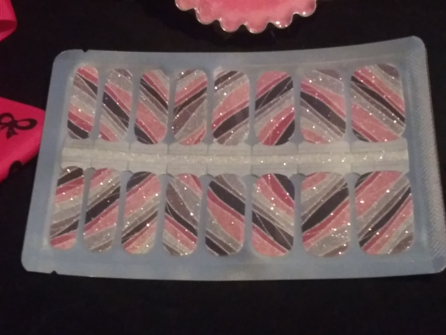 Glittery Waves – Nail Polish Strips