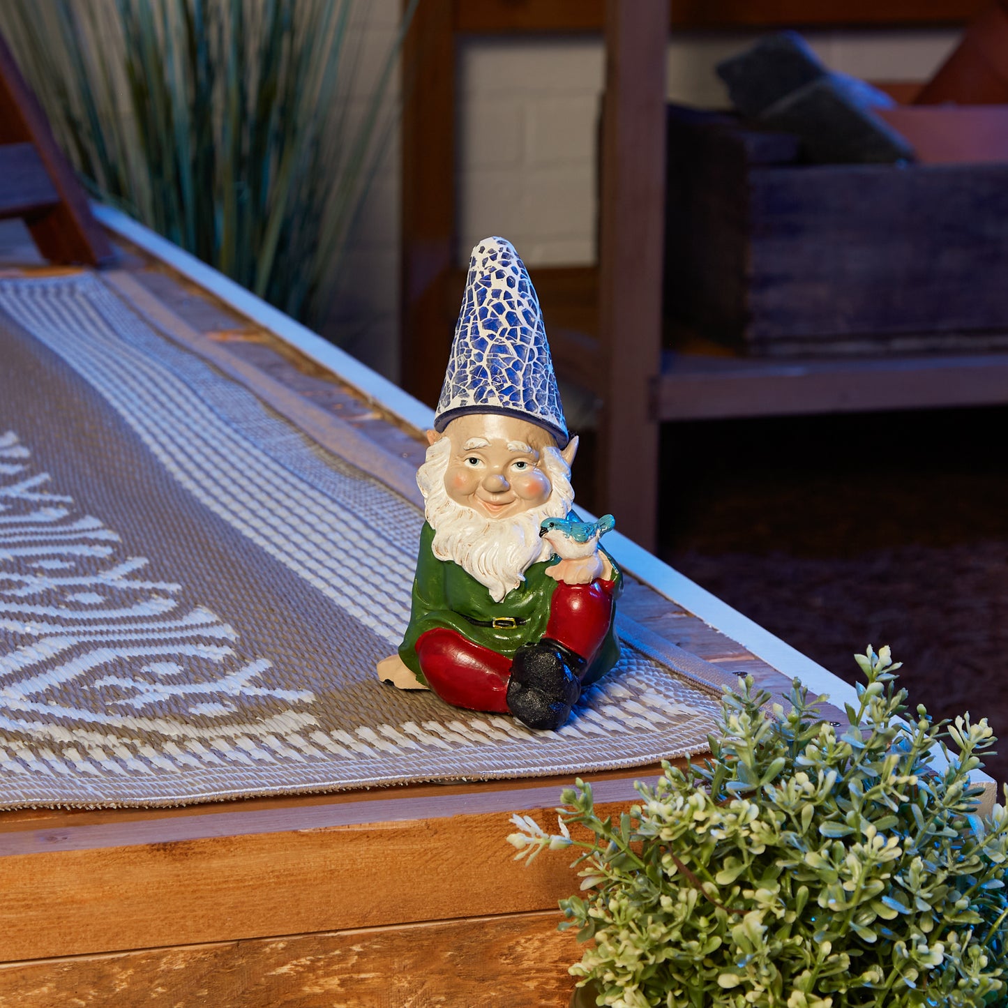 CHEERY GNOME SOLAR STATUE