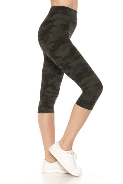 Camo Print Cropped Fitted Capri Leggings