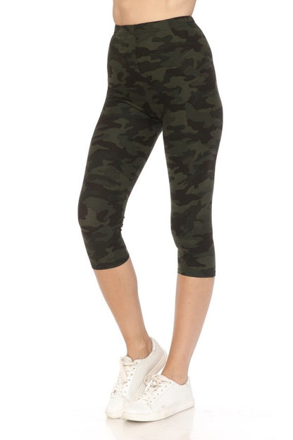 Camo Print Cropped Fitted Capri Leggings