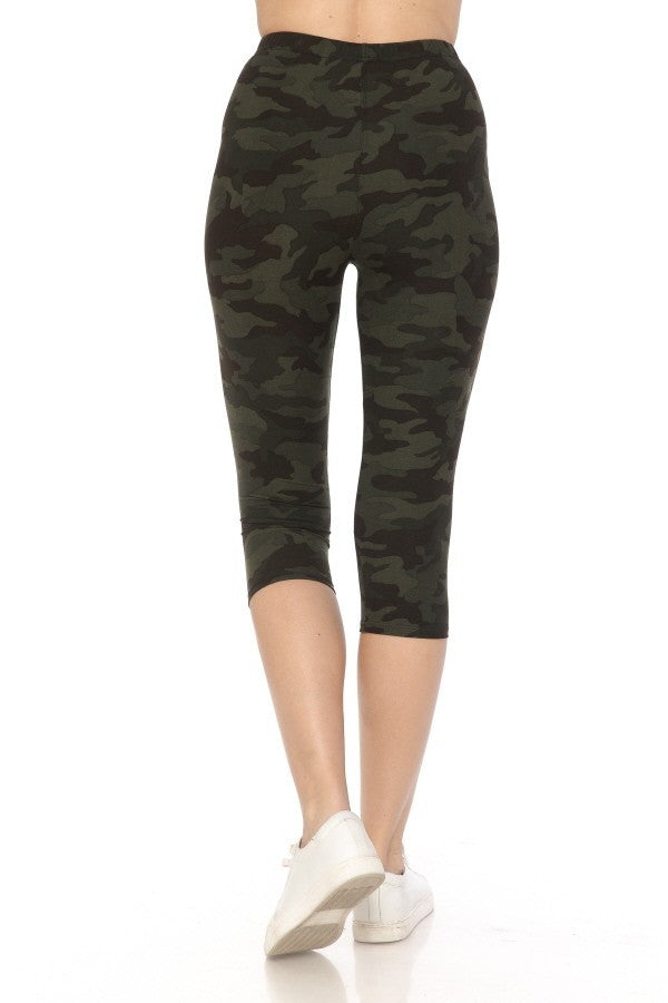 Camo Print Cropped Fitted Capri Leggings